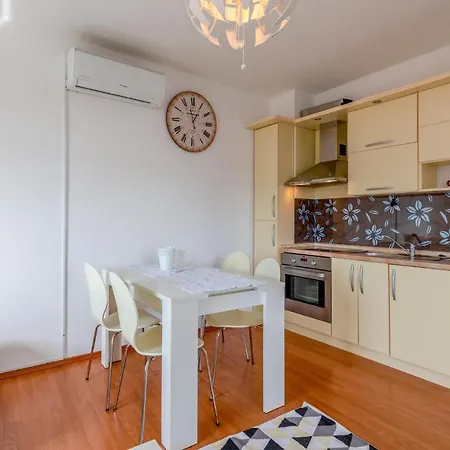 Apartmán Stunning In W/ Wifi And 1 Bedrooms